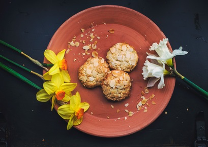 A picture of almond cookies